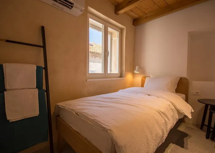 Stonehouse Sepia - 6 Ppl, Centre, Near Split Airport בית נופש *