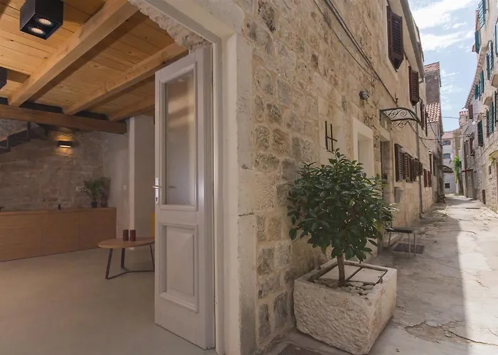 בית נופש Stonehouse Sepia - 6 Ppl, Centre, Near Split Airport טרוגיר