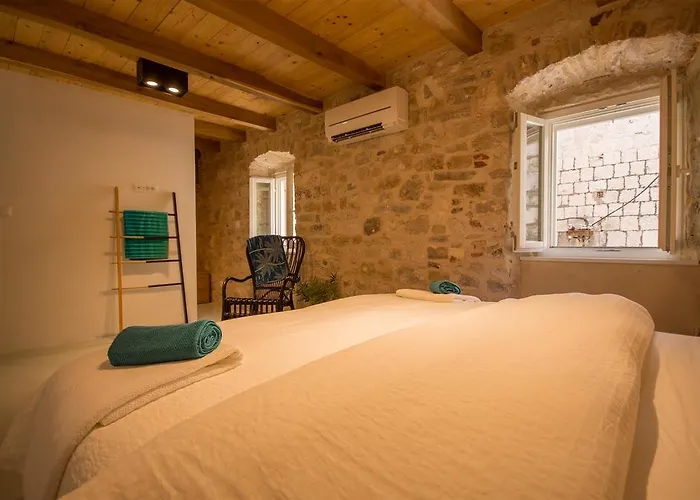 Stonehouse Sepia - 6 Ppl, Centre, Near Split Airport *